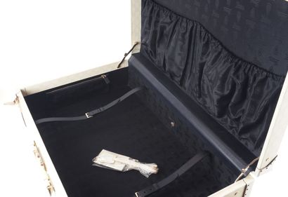 GUCCI
Gucci trunk in Monogam GG canvas and...