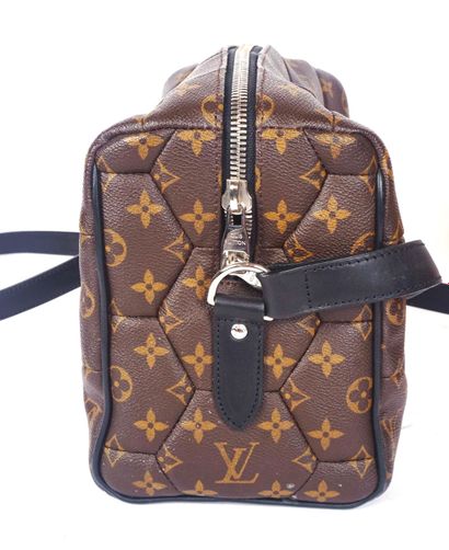 LOUIS VUITTON HEXAGON NEO TROCADERO
Louis...