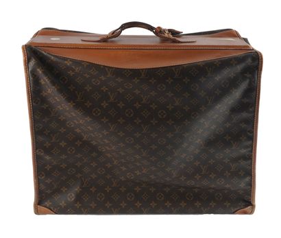 LOUIS VUITTON
Louis Vuitton travel garment...