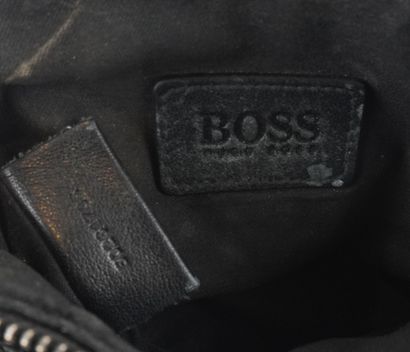 BOSS
Boss crossbody bag in black leather.
Dimensions:...