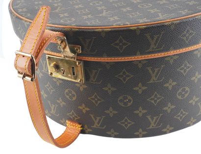 LOUIS VUITTON
Louis Vuitton hat box in Monogram...
