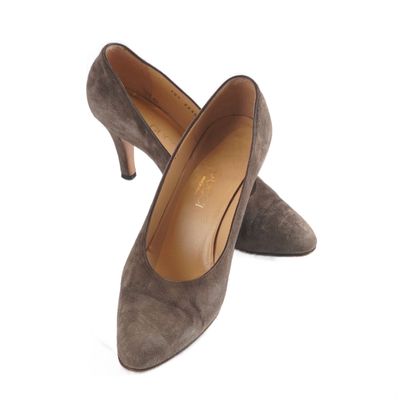 GUCCI
Gucci shoes in brown suede.
Size: ...
