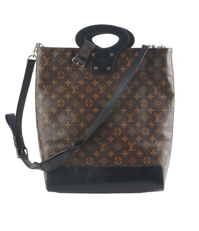 LOUIS VUITTON
Louis Vuitton shoulder bag...