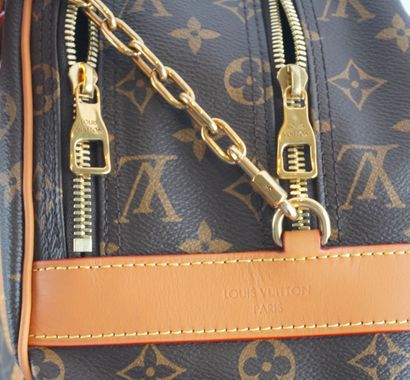 LOUIS VUITTON
Louis Vuitton hat chest bag...