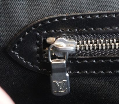 LOUIS VUITTON TAIGA
Louis Vuitton Taiga Cassiar...