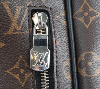 LOUIS VUITTON ECLIPSE
Louis Vuitton Eclipse...