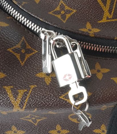LOUIS VUITTON
Louis Vuitton rolling travel...