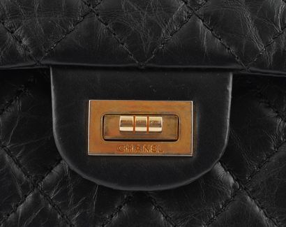 CHANEL 2.55
Chanel shoulder handbag Model...