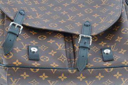 LOUIS VUITTON
Louis Vuitton Christopher Messenger...