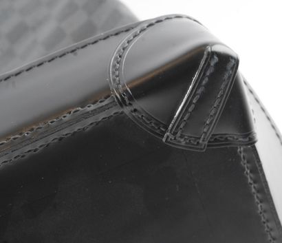 LOUIS VUITTON ECLIPSE
Large Louis Vuitton...