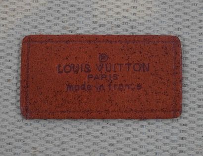 LOUIS VUITTON
Louis Vuitton hat box in Monogram...