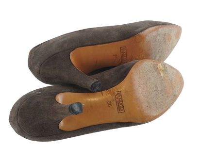 GUCCI
Gucci shoes in brown suede.
Size: ...