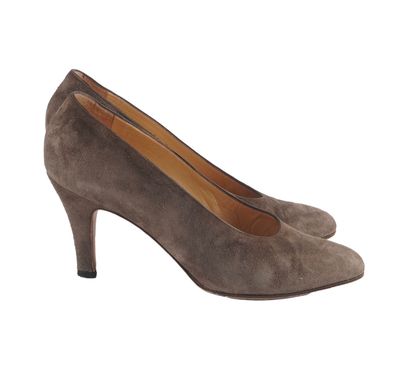 GUCCI
Gucci shoes in brown suede.
Size: ...