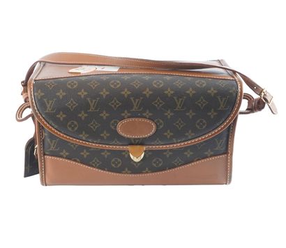 LOUIS VUITTON
Louis Vuitton cosmetic bag...