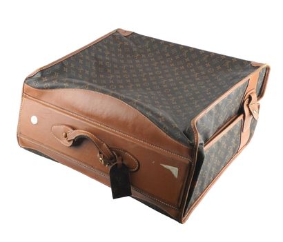 LOUIS VUITTON
Louis Vuitton travel garment...