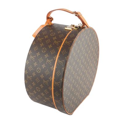 LOUIS VUITTON
Louis Vuitton hat box in Monogram...