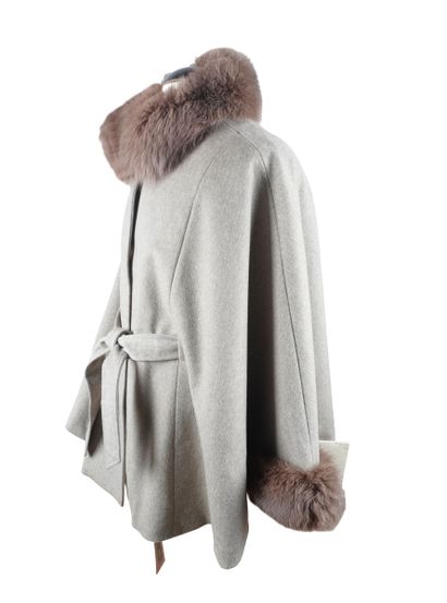 LORO PIANA
Loro Piana wool and cashmere poncho...