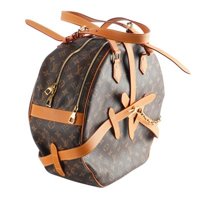 LOUIS VUITTON
Louis Vuitton hat chest bag...