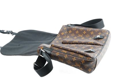 LOUIS VUITTON
Louis Vuitton Christopher Messenger...