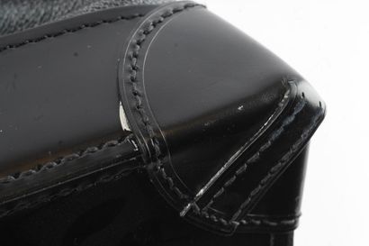 LOUIS VUITTON ECLIPSE
Large Louis Vuitton...