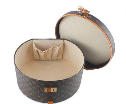 LOUIS VUITTON
Louis Vuitton hat box in Monogram...