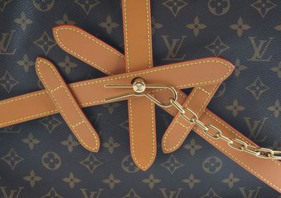LOUIS VUITTON
Louis Vuitton hat chest bag...