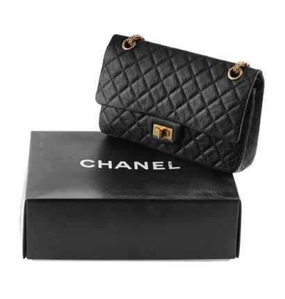 CHANEL 2.55
Chanel shoulder handbag Model...