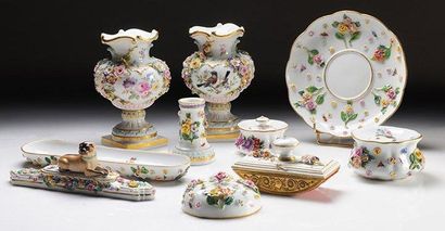 Ensemble d?objets d?écriture en porcelaine...