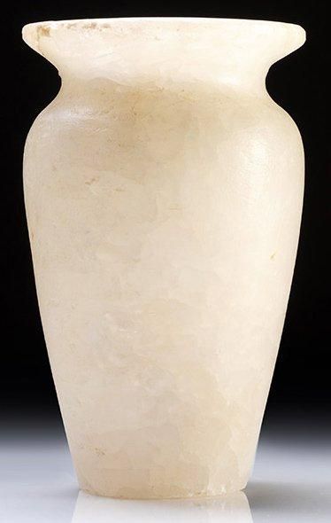 Vase à fard en albâtre de style égyptien....