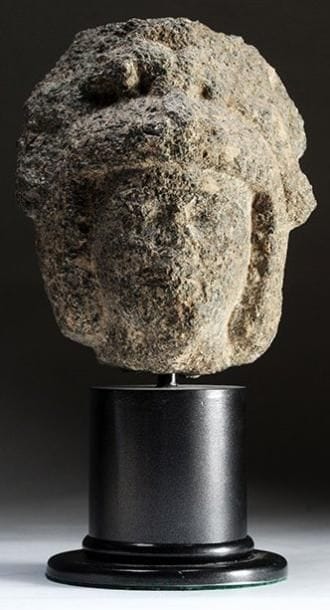 Tête en granit avec coiffure élaborée. Egypte,...