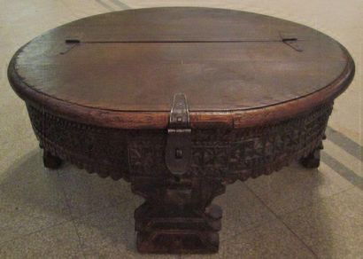 Table basse ronde ouvrant par un vantail...