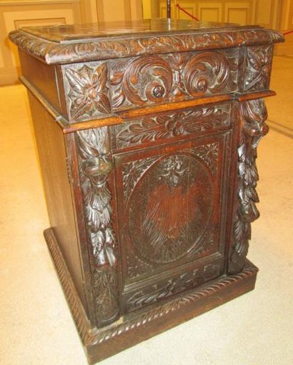Cabinet dans le goût Haute-Epoque.  90x64x59cm...