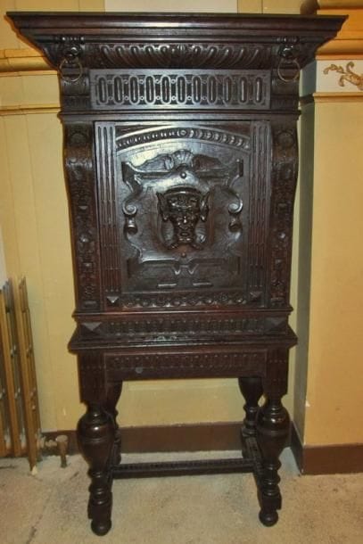 Cabinet dans le goût Haute-Epoque reposant...