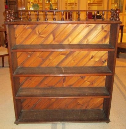 Bibliothèque dans le goût Haute-Epoque. ...