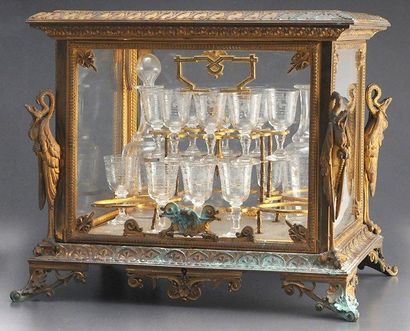 Boîte à liqueur en bronze richement sculpté...