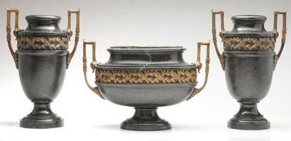 Importante garniture de cheminée en marbre...
