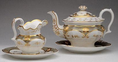 Théière, pot à lait et leurs plats. Angleterre,...