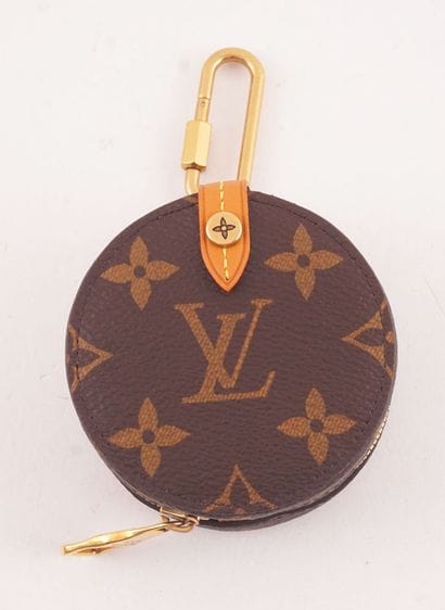 LOUIS VUITTON 
Round Louis Vuitton Fall/Winter...