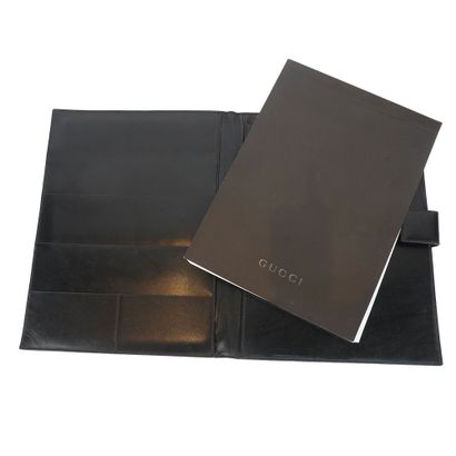 GUCCI
Agenda Gucci en cuir noir .
H: 31 cm...