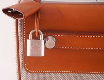 HERMÈS
Valise de cabine à roulettes Hermès...