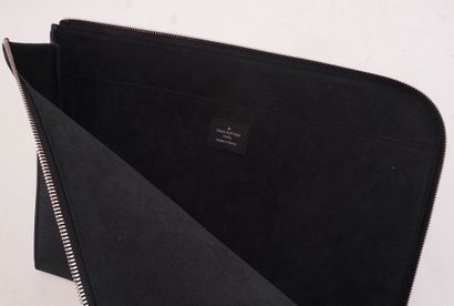 LOUIS VUITTON SUPREME
Louis Vuitton Supreme...