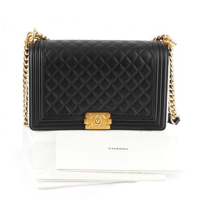 CHANEL BOY
Sac Chanel Boy en cuir noir matelassé,...