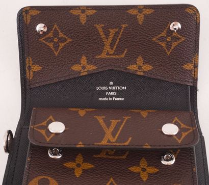 LOUIS VUITTON
Louis Vuitton wallet in Monogram...