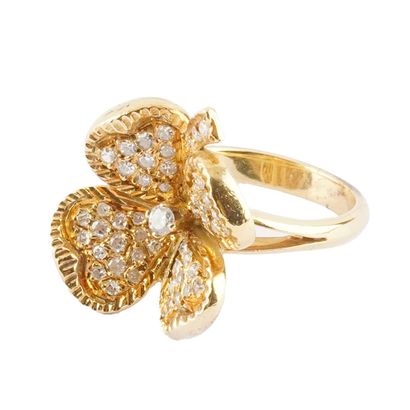 OR 18K / 18K GOLD
Bague en forme de fleur...