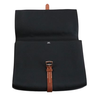 HERMÈS
Porte-document Hermès en cuir noir,...
