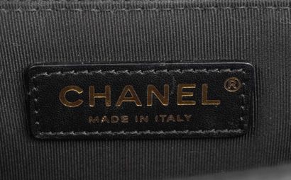CHANEL BOY
Sac Chanel Boy en cuir noir matelassé,...