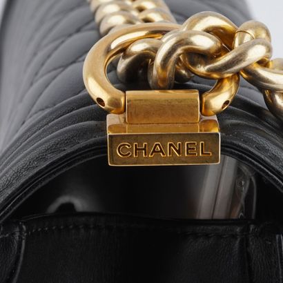 CHANEL BOY
Sac Chanel Boy en cuir noir matelassé,...