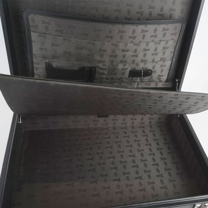GUCCI
Malle vintage noire Gucci pour homme,...