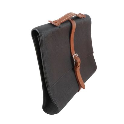 HERMÈS
Porte-document Hermès en cuir noir,...