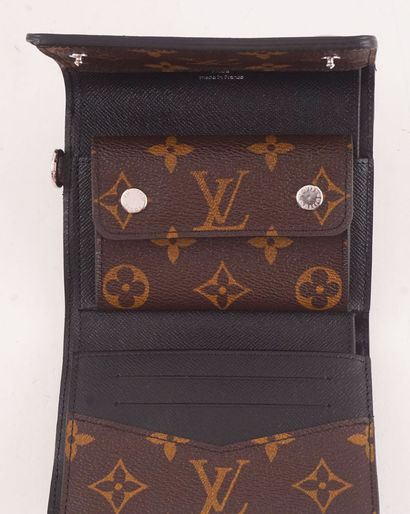 LOUIS VUITTON
Louis Vuitton wallet in Monogram...